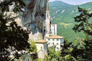 LA CHIESA NELLA ROCCIA