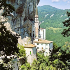 LA CHIESA NELLA ROCCIA